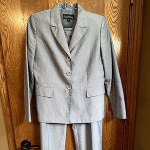 Women’s 2pc Evan-Picone Suit. Blue w/white stripe. Size 10P